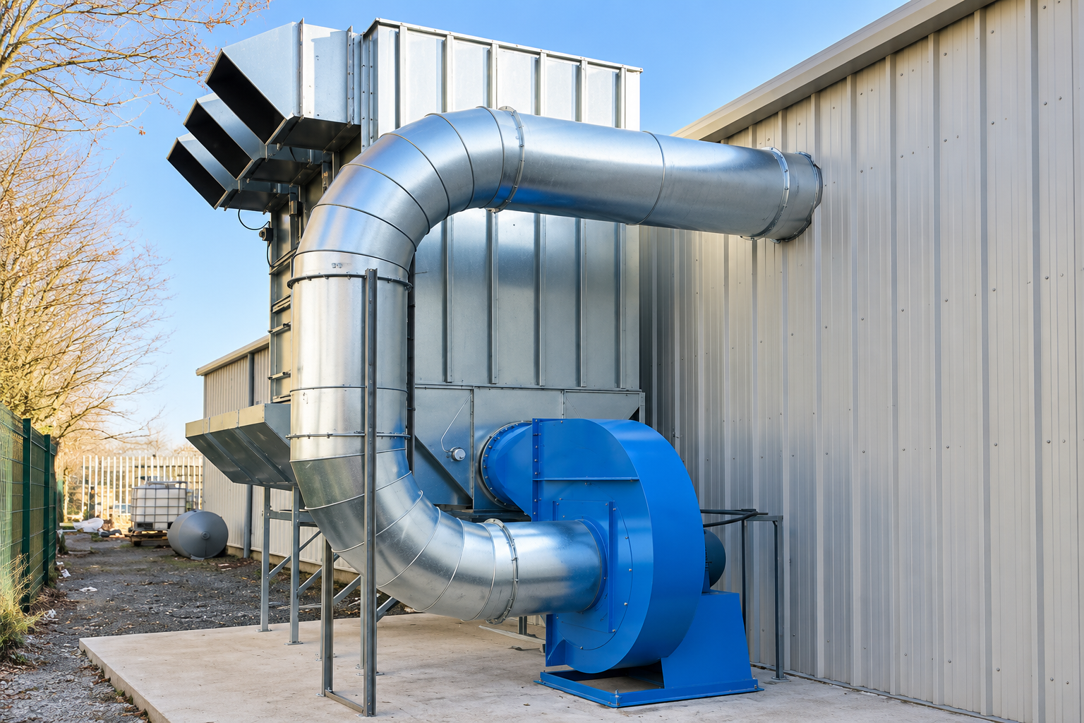 Ventilador industrial conectado a un sistema de conductos